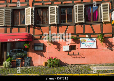 Maisons colorées à colombages dans le village barr, Alsace, France Banque D'Images