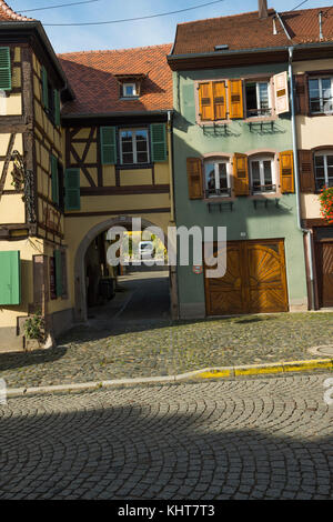 Maisons colorées à colombages dans le village barr, Alsace, France Banque D'Images