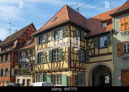 Maisons colorées à colombages dans la ville barr, Alsace, France Banque D'Images