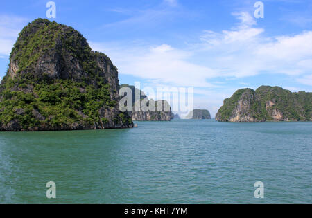 La baie d'Halong, classée au patrimoine mondial de l'UNESCO Banque D'Images