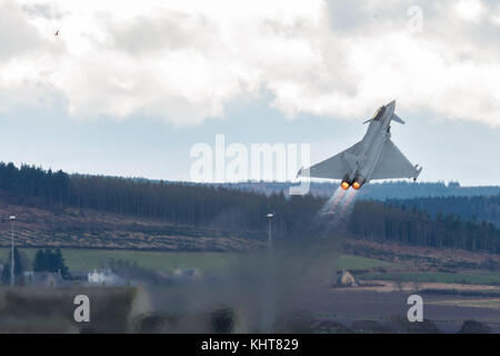 Performance typhoon décollent, RAF Lossiemouth, RAF Lossiemouth, Moray, Ecosse Banque D'Images