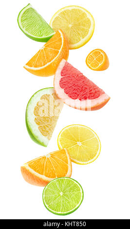 Agrumes morceaux isolés dans l'air. panneaux orange, citron, citron vert, pamplemousse et kumquat tomber isolé sur fond blanc avec clipping path Banque D'Images