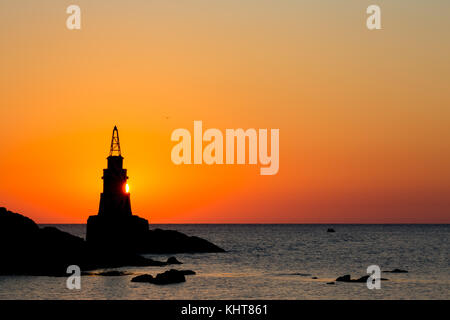 Lever du soleil dans l'or, la silhouette du phare près de ahtopol Bulgarie, la mer Noire. Banque D'Images