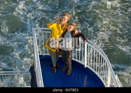 La mère et le fils sur le traversier entre Ijmuiden Pays-bas, à Newcastle, Angleterre Banque D'Images