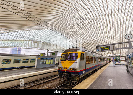 Liège, Belgique - novembre 2017 : train belge vu à la gare des Guillemins à Liège conçu par le célèbre architecte Santiago Calatrava Banque D'Images