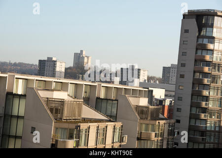 Tôt le matin la lumière sur des appartements modernes par le canal dans la ville de Nottingham, Nottinghamshire england uk Banque D'Images