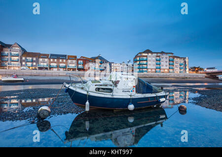 Soir sur la rivière Adur à Shoreham-by-sea, West Sussex, Angleterre. Banque D'Images