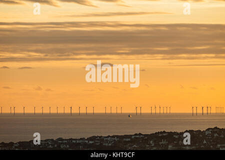 Coucher de soleil sur le parc éolien au large de la côte de Brighton, East Sussex, Angleterre. Banque D'Images
