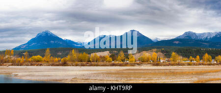 Vue panoramique sur les rocheuses canadiennes et la rivière Kicking Horse à partir de la ville de Golden en Colombie-Britannique, Canada Banque D'Images