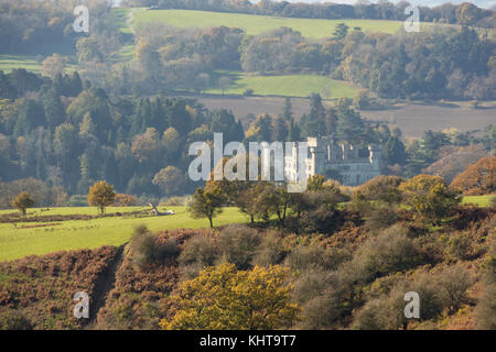 Eastnor Castle en automne d'Eastnor Park, Herefordshire, Angleterre, RU Banque D'Images
