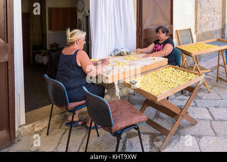 Bari, Italie - 2 septembre 2016 : les femmes maki pâtes italiennes traditionnelles orecchiette appelé sur la rue de la vieille ville de Bari Banque D'Images