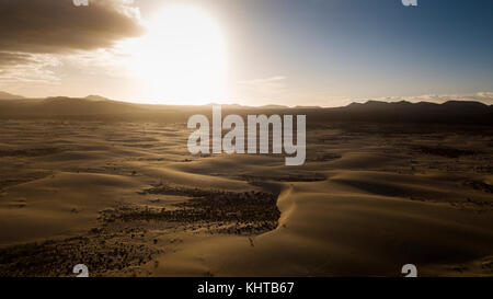 Coucher du soleil dans le désert au milieu des dunes, Fuerteventura, îles canaries Banque D'Images