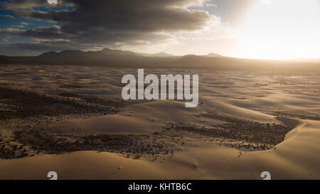 Coucher du soleil dans le désert au milieu des dunes, Fuerteventura, îles canaries Banque D'Images