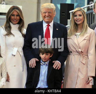 NEW YORK, NY - 21 avril : candidat présidentiel républicain Donald Trump est assis avec sa femme Melania Trump et de gauche : fille Tiffany, fils Eric, fils et fille Ivanka Trump Donald Jr.tout en apparaissant à l'Hôtel de Ville de NBC au Today Show le 21 avril 2016 à New York. Le GOP front runner est apparu avec son épouse et sa famille et ont répondu aux questions des membres de l'auditoire. People : Donald Trump, Melania Trump et Famille Banque D'Images