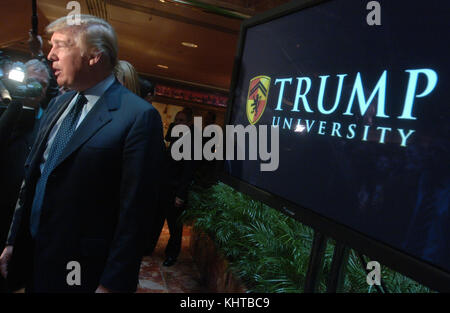 NEW YORK, NY - juin14 : Donald J. Trump lors d'une conférence de presse en 2005 annonçant la création de l'Université d'Atout. Si l'entreprise ne fonctionne plus, M. Trump a promis de ramener le 14 juin 2016 à New York. People : Donald Trump Banque D'Images