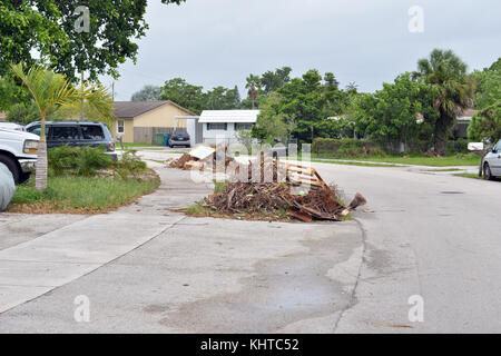 DAVIE, FL - SEPTEMBRE 09 : (COUVERTURE EXCLUSIVE) les effets de l'ouragan Irma de catégorie 5 extrême commencent à frapper la Floride, qui est la plus grande tempête de l'histoire des États-Unis. Des couvre-feux obligatoires sont émis dans le sud de la Floride alors que la région déblaie les routes avant l'ouragan Irma : 7 heures à Key Biscayne, 8 heures à North Miami Beach, 4 heures dans le comté de Broward, 7 heures dans la ville de Miami et 8 heures à Miami Beach. Key Biscayne a décrété un couvre-feu de 7 h à 7 h. le premier décès en Floride a été un homme Davie qui est tombé de son échelle en posant des volets le 9 septembre 2017 à fort Lauderdale, Floride PE Banque D'Images