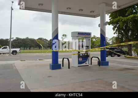 DAVIE, FL - SEPTEMBRE 09 : (COUVERTURE EXCLUSIVE) les effets de l'ouragan Irma de catégorie 5 extrême commencent à frapper la Floride, qui est la plus grande tempête de l'histoire des États-Unis. Des couvre-feux obligatoires sont émis dans le sud de la Floride alors que la région déblaie les routes avant l'ouragan Irma : 7 heures à Key Biscayne, 8 heures à North Miami Beach, 4 heures dans le comté de Broward, 7 heures dans la ville de Miami et 8 heures à Miami Beach. Key Biscayne a décrété un couvre-feu de 7 h à 7 h. le premier décès en Floride a été un homme Davie qui est tombé de son échelle en posant des volets le 9 septembre 2017 à fort Lauderdale, Floride PE Banque D'Images