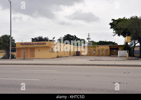 DAVIE, FL - SEPTEMBRE 09 : (COUVERTURE EXCLUSIVE) les effets de l'ouragan Irma de catégorie 5 extrême commencent à frapper la Floride, qui est la plus grande tempête de l'histoire des États-Unis. Des couvre-feux obligatoires sont émis dans le sud de la Floride alors que la région déblaie les routes avant l'ouragan Irma : 7 heures à Key Biscayne, 8 heures à North Miami Beach, 4 heures dans le comté de Broward, 7 heures dans la ville de Miami et 8 heures à Miami Beach. Key Biscayne a décrété un couvre-feu de 7 h à 7 h. le premier décès en Floride a été un homme Davie qui est tombé de son échelle en posant des volets le 9 septembre 2017 à fort Lauderdale, Floride PE Banque D'Images