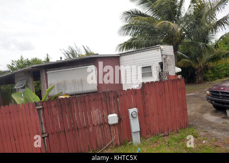 Davie, Fl - 09 septembre : (couverture exclusive) effets de l'ouragan de catégorie 5 irma commencent à frapper la Floride, qui est la plus grande tempête dans l'histoire des Etats-Unis. couvre-feux obligatoires sont délivrées à travers le sud de la Floride comme la région s'efface devant l'ouragan irma routes : 19 heures à Key Biscayne, 20 h au nord de Miami Beach, 4 heures dans le comté de Broward, 7 heures dans la ville de Miami et à 8 heures dans Miami Beach. key biscayne émis un couvre-feu à partir de 19 heures à 7 heures du matin le premier décès en Floride était un homme qui est tombé de davie son échelle mise en place volets le 9 septembre 2017 à Fort Lauderdale, Floride pe Banque D'Images