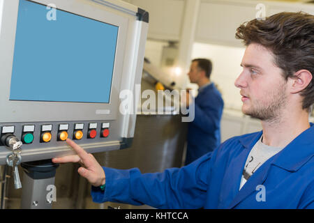 Une machine d'exploitation des travailleurs dans une usine Banque D'Images