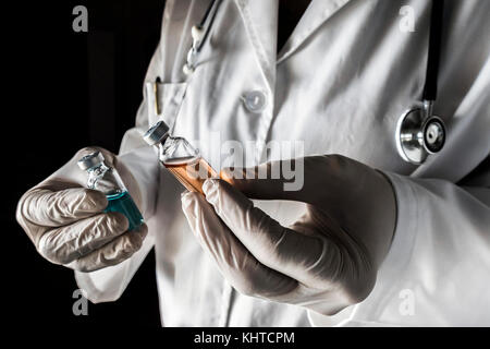 Médecin tient deux flacons dans un hôpital. conceptual image Banque D'Images