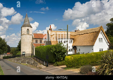 Royaume-uni, Angleterre, Norfolk, l', Brecks Croxton, All Saints Church, avec tour ronde à côté de nouvelle chaumière Banque D'Images