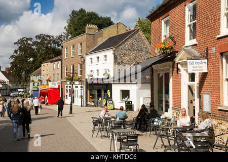 Royaume-uni, Angleterre, Norfolk, la Thetford, Brecks, King Street, les visiteurs dans la zone commerçante piétonne assis dehors, les dernières commandes coffee shop Banque D'Images