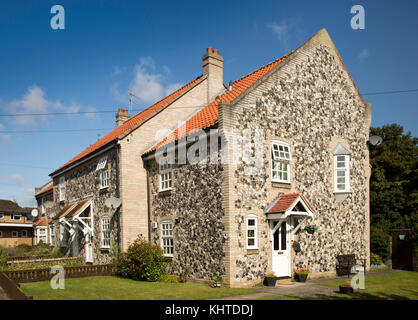 Royaume-uni, Angleterre, Norfolk, Thetford, Mill Lane, maison moderne avec la construction traditionnelle en pierre et silex Banque D'Images