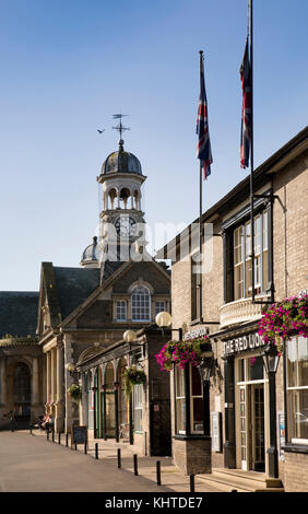 Royaume-uni, Angleterre, Norfolk, Thetford, Market Place, Guildhall et Red Lion Pub Banque D'Images