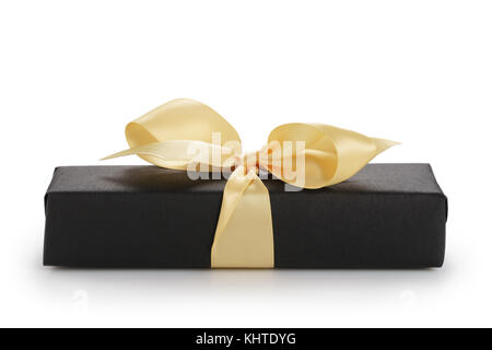 Boîte cadeau noire avec golden ribbon bow isolated on white Banque D'Images