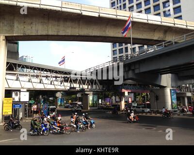 Le trafic sur la route dans le centre de Bangkok Banque D'Images