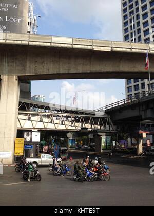 Le trafic sur la route dans le centre de Bangkok Banque D'Images