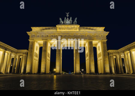 La nuit porte de Brandebourg, Berlin, Allemagne, Europe. Belle architecture allemande. Brandenburger Tor avec éclairage de nuit populaire repère dans 100. Banque D'Images
