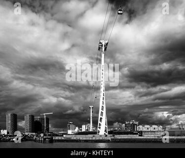 London,North Greenwich. Unis station du téléphérique, luxury riverside dans le neuf appartements et black storm clouds.approcher Stormy Weather Banque D'Images