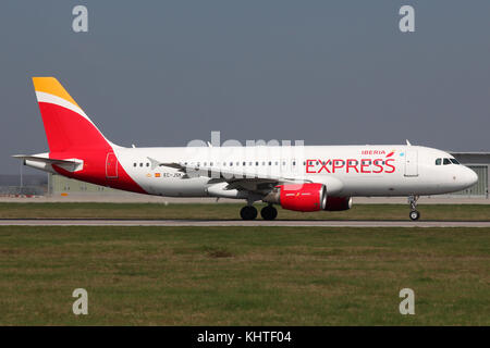 Stuttgart, Allemagne - Printemps 2017 : un airbus avion à l'aéroport de Stuttgart Banque D'Images