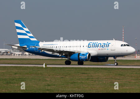 Stuttgart, Allemagne - Printemps 2017 : un airbus avion à l'aéroport de Stuttgart Banque D'Images
