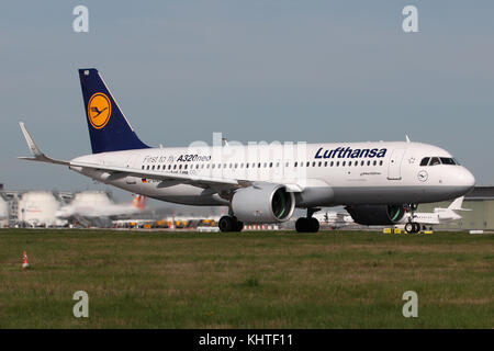 Stuttgart, Allemagne - Printemps 2017 : un airbus avion à l'aéroport de Stuttgart Banque D'Images