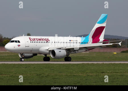 Stuttgart, Allemagne - Printemps 2017 : un airbus avion à l'aéroport de Stuttgart Banque D'Images