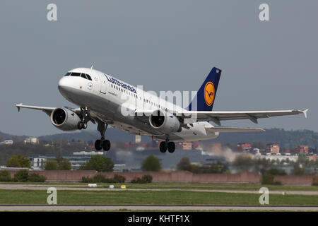 Stuttgart, Allemagne - Printemps 2017 : un airbus avion à l'aéroport de Stuttgart Banque D'Images