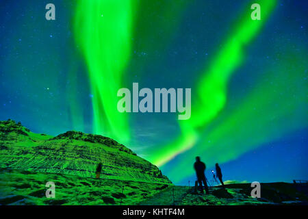 Vue de la northern light avec des photographes attendent près de kirkjufell mountain en Islande. Banque D'Images