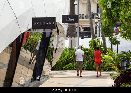 Monte Carlo - 15 août 2017 : pavillons monte carlo avec les gens, des magasins de luxe salon accueille de nombreuses boutiques de mode haut, à Monte Carlo, Monaco. Banque D'Images