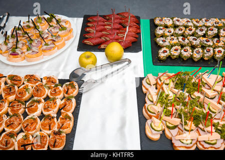 Apéritifs et amuse-libre. Des collations. buffet table. restaurant feed Nouvelle année Noël Banque D'Images