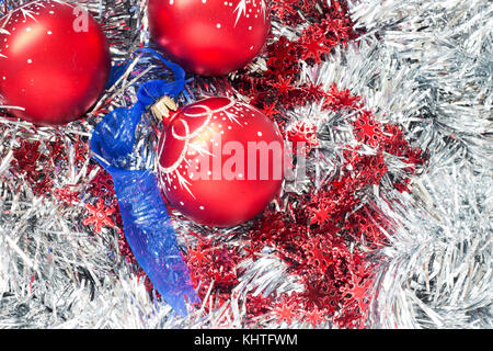 Boules de Noël rouge sur fond brillant Banque D'Images