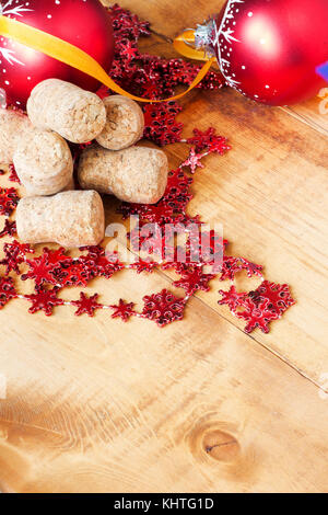 Wine Cork avec un flou Christmas Tree ball et de décor flocons sur fond de bois. focus sélectif et copyspace Banque D'Images