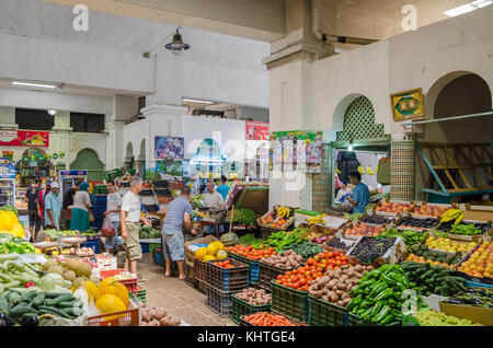 Asilah, Maroc - 14 août 2013 : marché intérieur coloré avec des fruits et légumes et des personnes non identifiées Banque D'Images