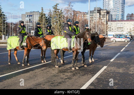 Samara, Russie - 16 novembre 2017 : femme canada à cheval à la ville street Banque D'Images