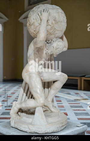 Naples. L'Italie. Atlas Farnèse sculpture, 2ème siècle A.D. Museo Archeologico Nazionale di Napoli. Musée Archéologique National de Naples. Banque D'Images