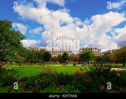 Paysage du jardin des Tuileries avec grande roue dans une journée d'été ensoleillée, Paris, France. Banque D'Images