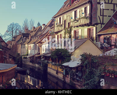 Vieilles maisons traditionnelles sur le canal décorée pour Noël, Colmar, Alsace, France. tonique de l'image. Banque D'Images