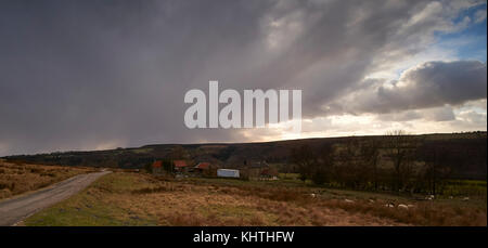 Vue panoramique sur les nuages de tempête plus Littlebeck village, North York Moors Banque D'Images